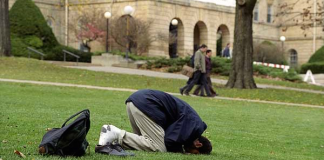A i lejohet bashkimi i namazeve atij që nuk e konsideron bashkimin të jetë në rregull?