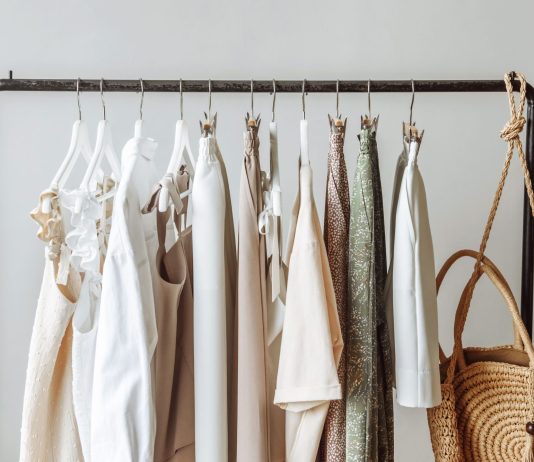 Cilat femrat hyn në hadithin “… gratë të cilat janë të veshura, por janë të zhveshura…”?