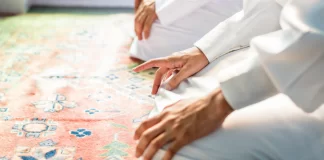 Si është vendimi mbi fëmijën që e udhëheq në namaz atë që është i rritur/në moshë?