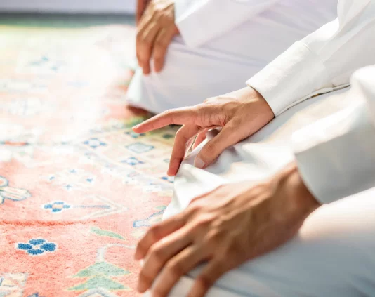 Si është vendimi mbi fëmijën që e udhëheq në namaz atë që është i rritur/në moshë?