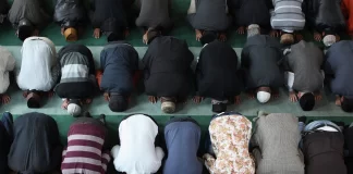 A duhet t’i falim dy rekate gjersa ezani thërret për faljen e namazit të xhumasë?