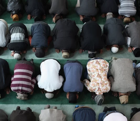 A duhet t’i falim dy rekate gjersa ezani thërret për faljen e namazit të xhumasë?