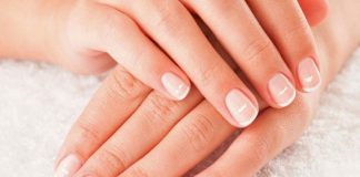 A e anulon abdesin lustrimi i thonjve dhe a duhet të përsëritet namazi?