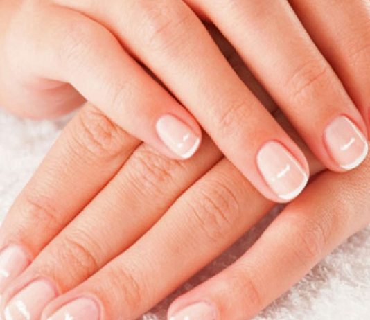 A e anulon abdesin lustrimi i thonjve dhe a duhet të përsëritet namazi?