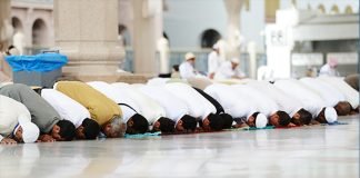 Çfarë duhet të bëjë ai i cili hyn në xhami derisa tjerët janë duke e falur jacinë, ndërsa ai nuk e ka falur ende akshamin?