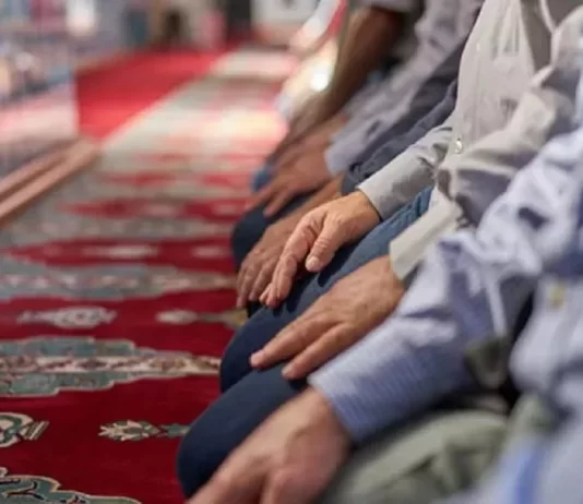 Ai që e kap rekatin e fundit, a është e mjaftueshme që të recitojë teshehudin apo të dërgojë salavate mbi Pejgamberin ﷺ?