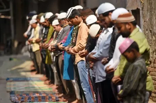 Personi me tejemum udhëheq në namaz njerëzit me abdes