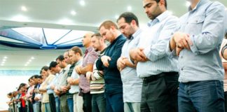 Nëse imami lexon gjatë në namazin në të cilin Kurani lexohet në heshtje, çfarë duhet të bëjnë xhemati që falen prapa tij?