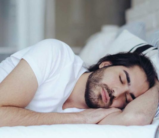 A i lejohet muslimanit të flejë duke qenë xhunub?