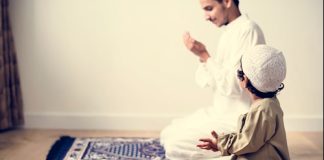 Çka nëse fëmija nën 2 vjeç kalon përpara atij që po falet?