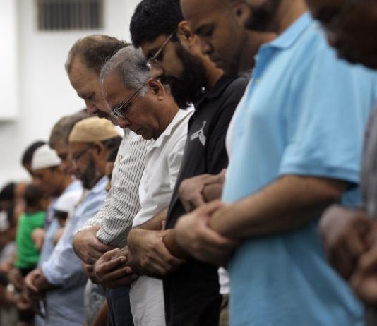 Koha e namazit fillon kur të thirret ezani, por kur mbaron koha e namazit?