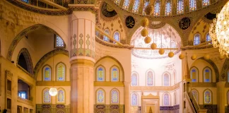 Kur duhet të ngrihemi për namaz gjatë ikametit?