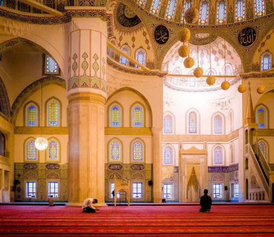 Kur duhet të ngrihemi për namaz gjatë ikametit?