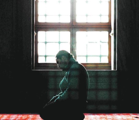 A lejohet ndryshimi i nijetit gjatë namazit, nga namazi vullnetar në namaz farz?