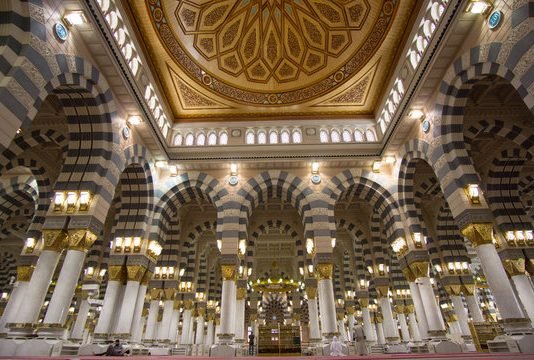 A ka lidhje vizita e xhamisë së Profetit ﷺ, me haxhin apo umren?