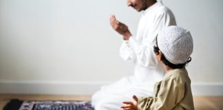 A lejohet të mbajmë fëmijën gjatë faljes dhe a duhet rruar kokën e të porsalindurit?