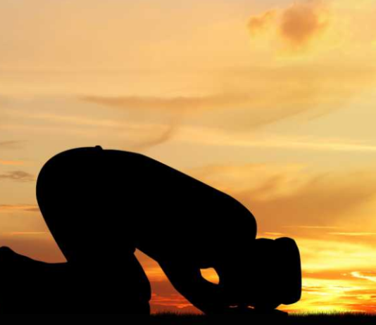 Çfarë të bësh, nëse zgjohesh xhunub në prag të daljes së kohës së namazit?