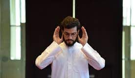 Cili është vendi i katërt kur personi duhet t’i ngritë duart gjatë namazit? A bëhet kjo pas teshehudit, apo kjo ka të bëjë me rekatin e tretë?