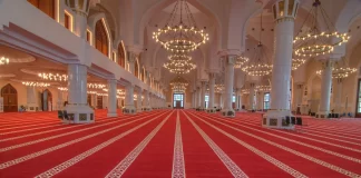 Ai i cili është vonuar për namaz kur duhet të ngritet për plotësim të rekateve?