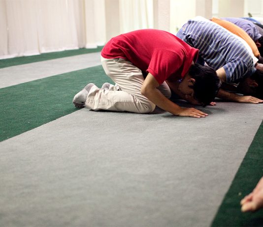 A është i vlefshëm namazi nëse falem pranë një djaloshi 7-8 vjeqar?