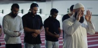 Nëse personi harron të thotë tekbirin e parë (të thënët ʺAllahu ekberʺ), a duhet të vazhdojë namazin?