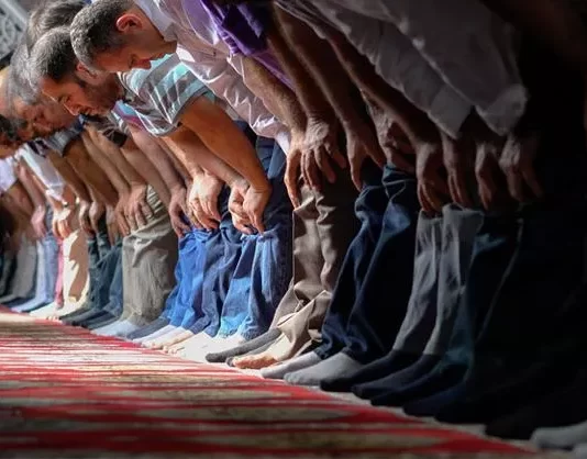 A lejohet të themi “Amin!” para imamit?