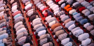 A është i saktë namazi i falur pas atij që pi duhan?