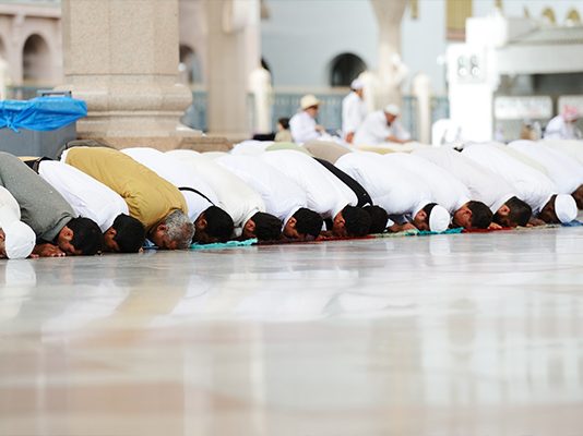 Thënia e imamit: “Allahu nuk shikon në safin e shtrembër”