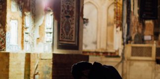 A lejohet për udhëtarin tʹi bashkojë namazet ndonjëherë ndërsa herave tjera jo?