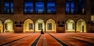 Pas farzit a duhet ndërruar vendin me qëllim që të falet suneti?