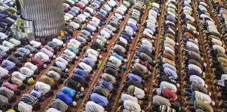 A është obligim drejtimi i radhëve (safave) në namaz?