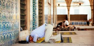 A duhet falur namazet sunet gjatë udhëtimit?