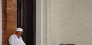 A bën të shtrihen këmbët nga kibla në xhami? Dhe a bën të hahet dhe flihet në xhami?