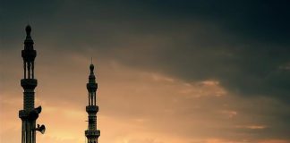 A të themi “es-salatu khajrun min el-neum” në ezanin e sabahut, kur falem i vetëm?