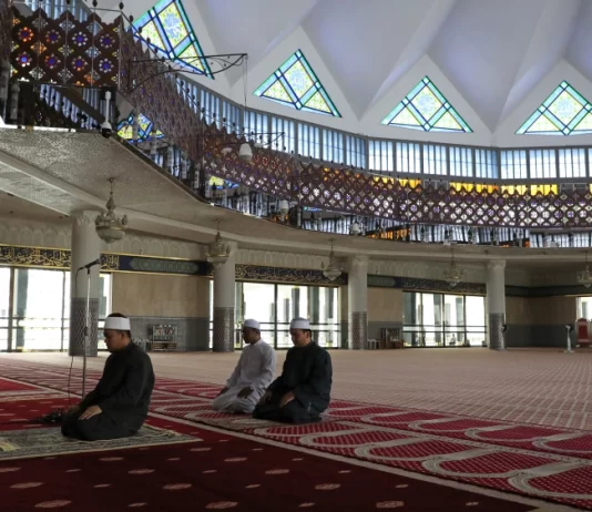 A lejohet namazi përshëndetës për xhami para namazit të akshamit?