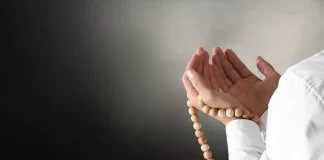 A është e lejuar ta vonosh namazin për ta zgjidhur problemin mes dy njerëzve?