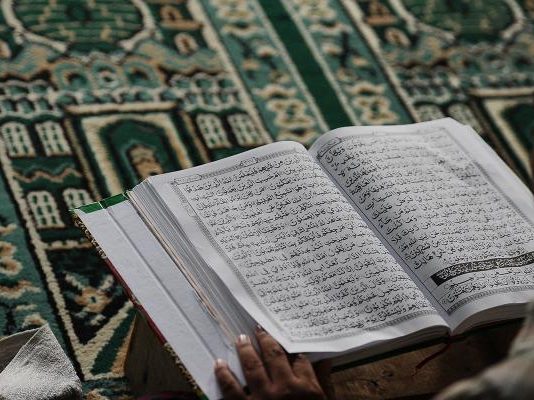 Cili është shërimi i atij që e ka zënë magjia dhe është prekur prej shejtanëve e xhinëve?