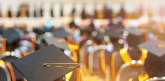 A lejohet të festohet diplomimi?