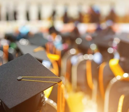 A lejohet të festohet diplomimi?