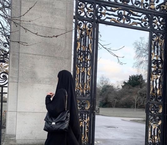 Sa duhet të jetë gjatësia e mbulesës së femrës muslimane?