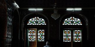 Nëse e gaboj drejtimin e kiblës, a duhet ta përsëris namazin?