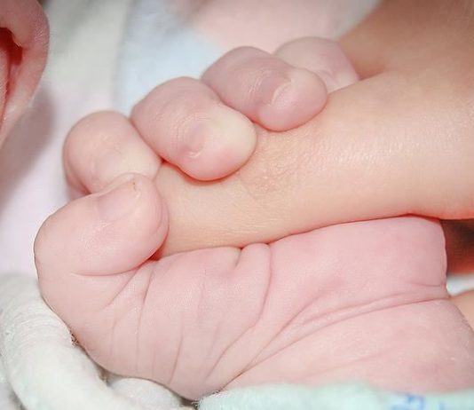 A është i vërtetë hadithi për thirrjen e ezanit kur lind një foshnje?