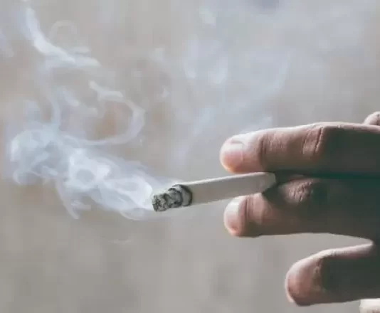 Është haram me e pi duhanin, mirëpo me u fal me paket të duhanit në xhep, a ja dëmton namazin personit në fjalë?