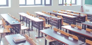 A i lejohet femrës së rritur të mësojë te hoxha?