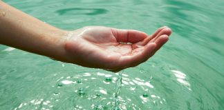 A e prish abdesin larja e xhenazes?