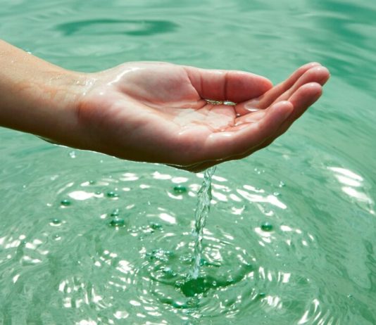 A e prish abdesin larja e xhenazes?