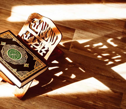 A lejohet që ta lexoj Kuranin pa abdes?