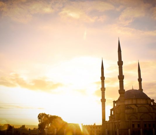 Si falet namazi në vendet ku gjatësia e ditës është më e shkurtër?