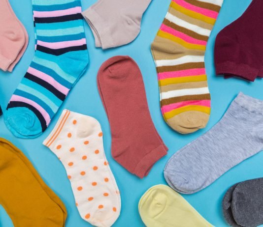 A është obligim veshja e çorapeve jashtë shtëpisë për muslimanen?