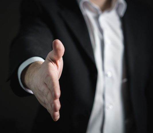 Nëse na përshëndesin me selam jobesimtarët, çfarë të bëjmë?